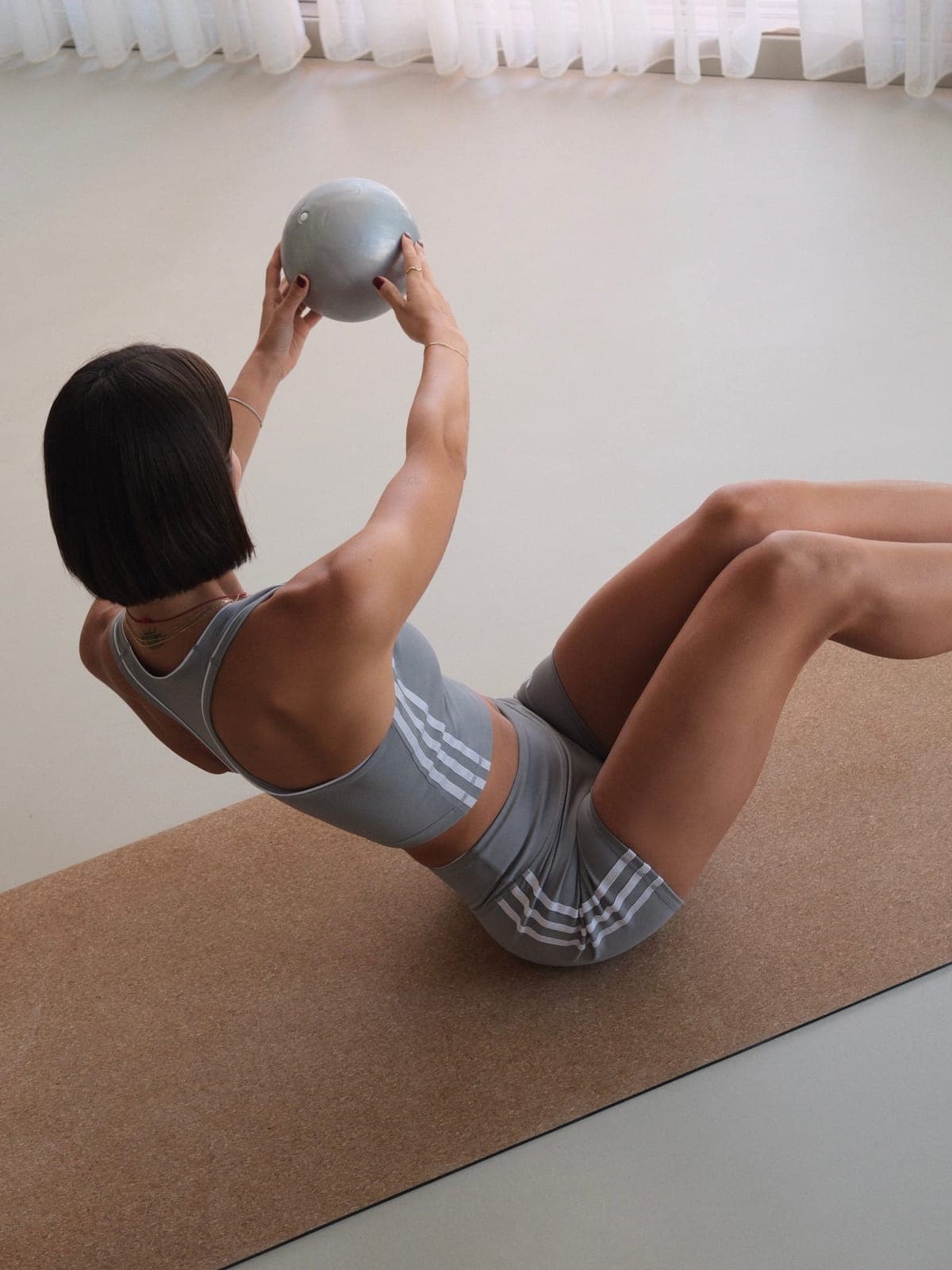 Naz Karagözoğlu pilates topuyla mekik çalışırken