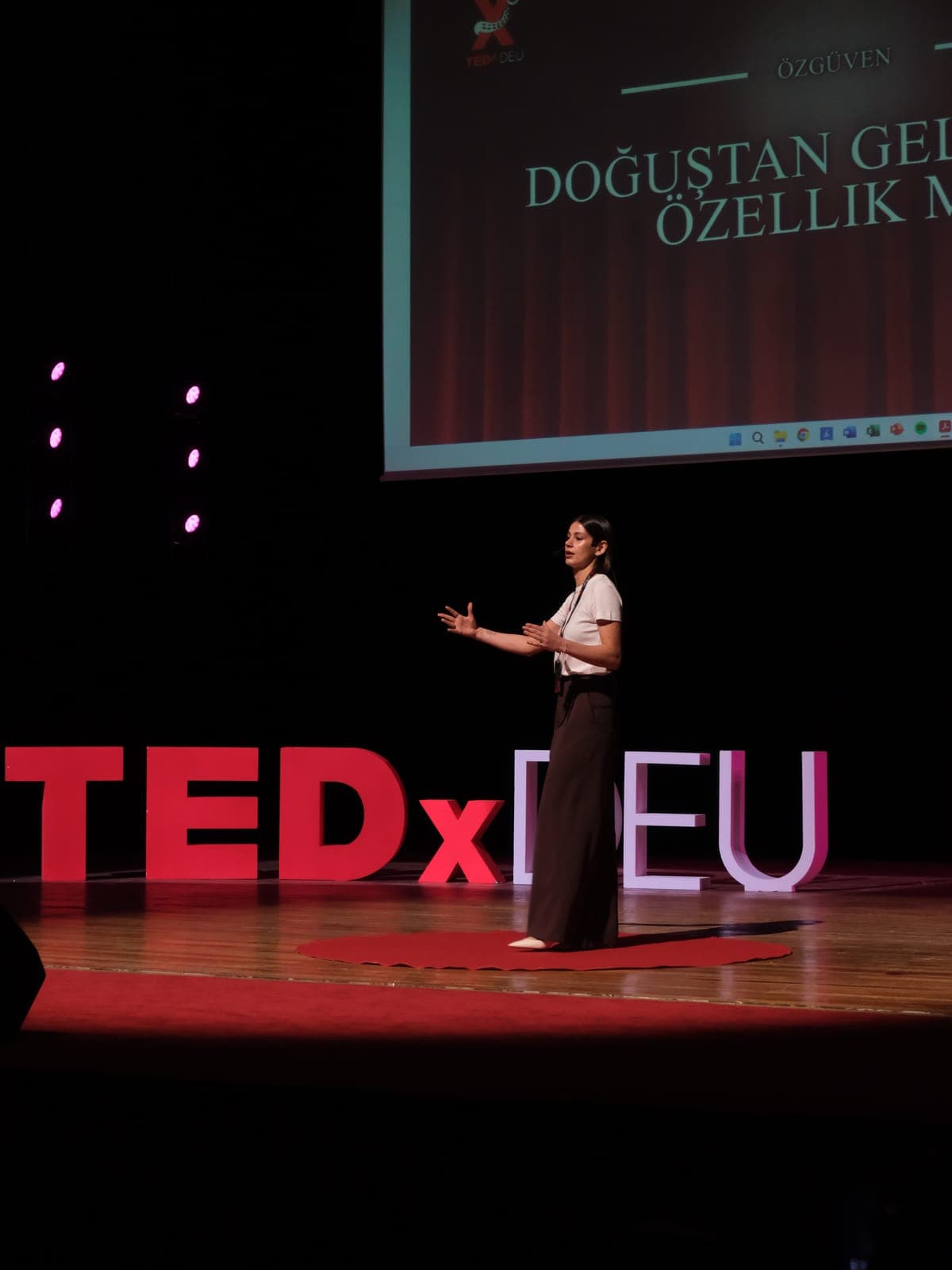 Naz Karagözoğlu TEDx DEÜ sahnesinde konuşma yaparken