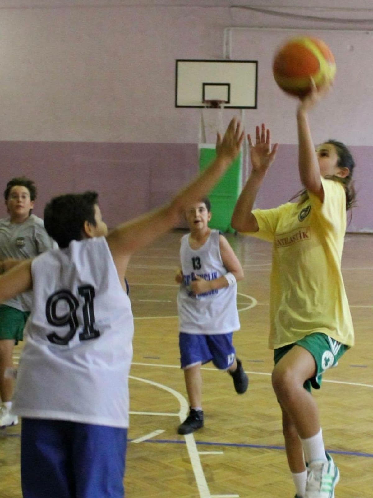 Çocukluk yıllarından bir basketbol maçı, sarı formayla şut anı